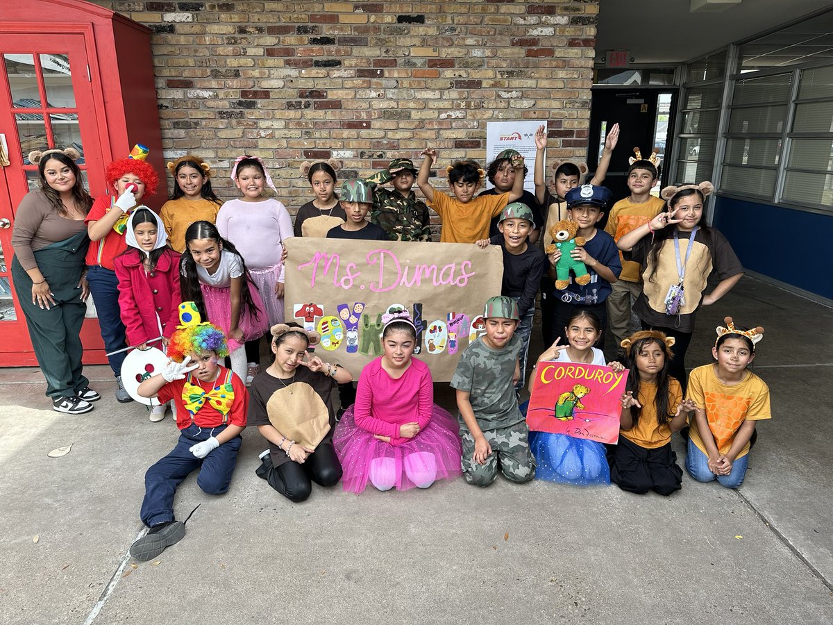 _MsDimass's tweet image. Welcome to Ms. Dimas&apos;s Toy Store! We have all types of toys to choose from! We have stuffed bears, giraffes, lions! Soldiers ready to march! Ballerina dolls that love to dance ballet! &amp;amp; clowns, that will make you laugh! 

Book parade was a success! 💚🧸 @GoomanES_AISD