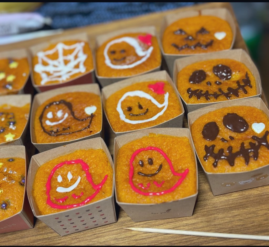 Maki_game_'s tweet photo. チョコペン下手くそだけど
🎃のパウンドケーキでHalloween🦇 https://t.co/g8ej3X30Lh