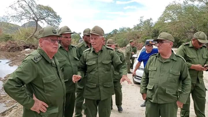 FARVISION8's tweet photo. A pesar de los desafíos, los guantanameros, con el apoyo incondicional de las FAR, muestran su determinación para reconstruir sus comunidades. #𝙁𝙪𝙚𝙧𝙯𝙖𝙂𝙪𝙖𝙣𝙩á𝙣𝙖𝙢𝙤 https://t.co/PKQKxszzXT