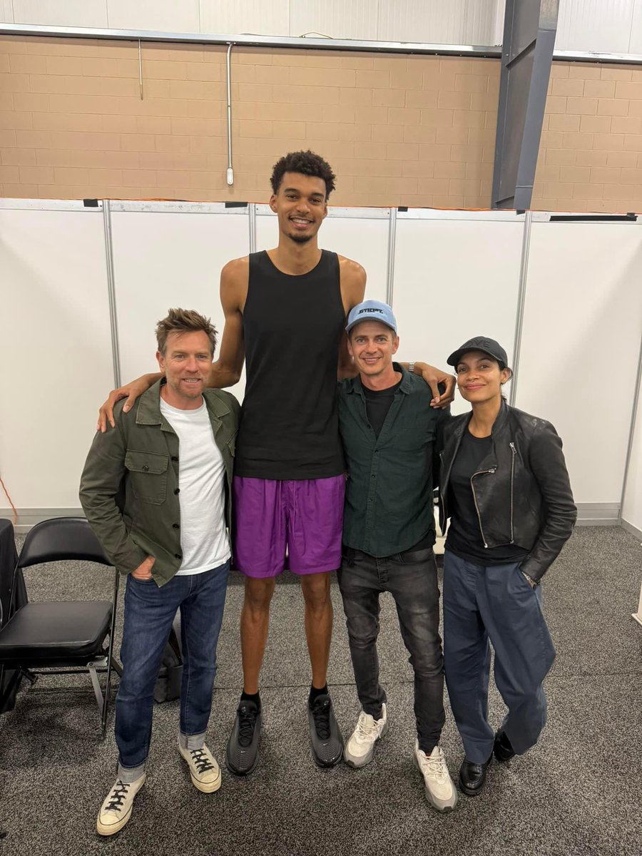 Wemby_Muse's tweet image. Wemby, who is an avid fan of the Star Wars prequels, got to meet Ewan McGregor (Obi-Wan), Hayden Christensen (Anakin), and Rosario Dawson (Ahsoka) yesterday!

May the force be with him this season 👽                 via @_thefailedjedi