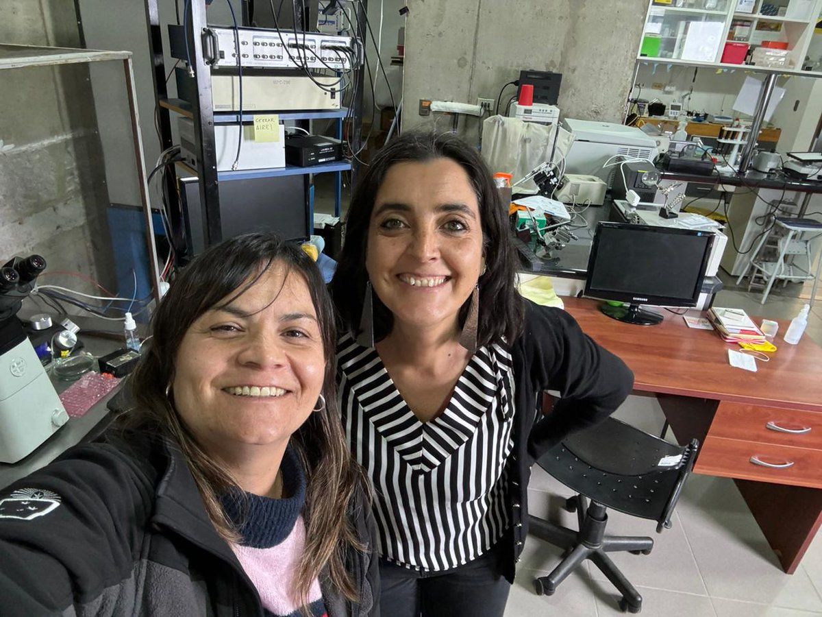 i_carvacho's tweet photo. En reírnos y hablar a mil por hora. Gracias @apm071281 x ir a buscarme y recibirme en mi visita express a #Valparaíso #ciencia. Volveré! https://t.co/hT704eBIt4