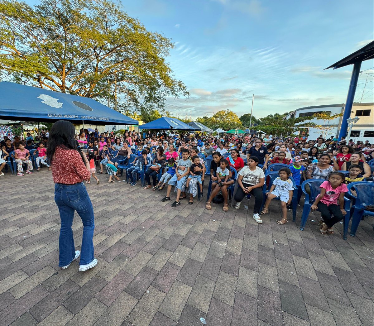 ¡Seguiremos trabajando por ver brillar la sonrisa de la niñez salvadoreña! 👦👧🇸🇻

Llegamos hasta el cantón Cara Sucia, Ahuachapán Sur, para festejar el mes dedicado a los sueños y metas de los niños y niñas de El Salvador. 

Nunca nos cansaremos de trabajar y heredarles un