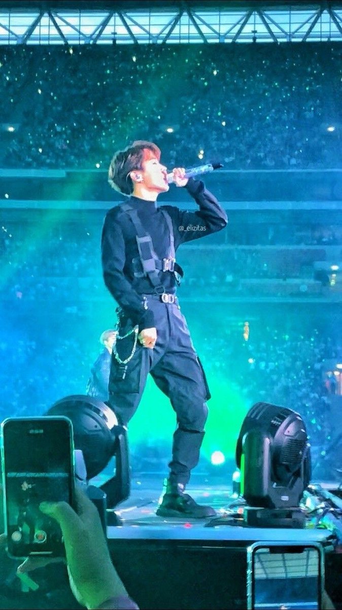 onemorelightCB's tweet photo. I vote for #JHOPE from #BTS to #TOP100KPOPDANCERS @TOP100KPOP
#BEST_DANCER
#GLOBAL_HIPHOP_DANCER
#CHOREOGRAPHER
#FASHION_KING
#DANCE_LEADER_
#BTS_DANCE_TEACHER https://t.co/ULerDGy2jy