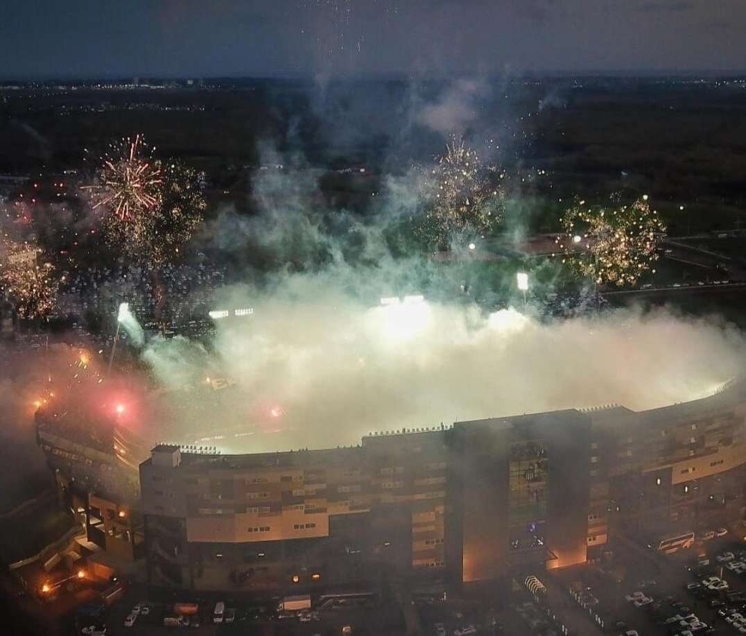 Regalaron la localía en una semifinal de Libertadores con lo fuerte que nos hacemos en casa. La localía no se negocia por nada. Ineptos.