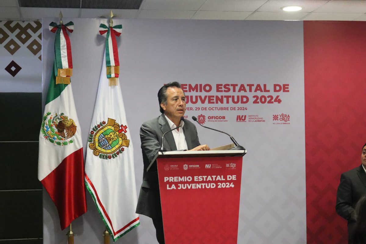 WalMtzOlvera's tweet photo. 👌🏻Qué gusto presenciar la entrega del Premio Estatal de la Juventud 2024. Las y los jóvenes veracruzanos tienen iniciativas muy talentosas y, lo más importante, de gran valor social ⭐.

Y tú ¿Eres #TeamProgob? 
#TrabajamosconResultados
#JuntasTransformando 

@GobiernoVer https://t.co/dMShphRfWO