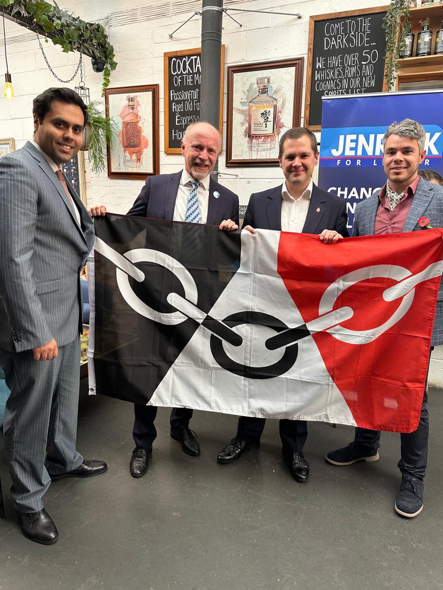 Black Country folks with the Black Country flag. <a href="/RobertJenrick/">Robert Jenrick</a> <a href="/marcolonghi4dn/">Marco Longhi</a>