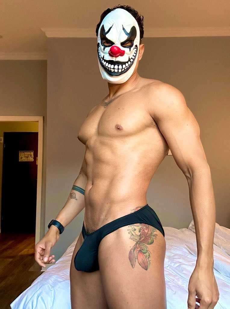 danclxxx's tweet photo. trick or treat? 🎃 https://t.co/XLVvMhS3xN