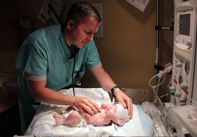 Felicidades a todos los médicos que defienden la vida, cumplen su juramento hipocrático, y no hacen abortos.
La humanidad les debe su futuro.