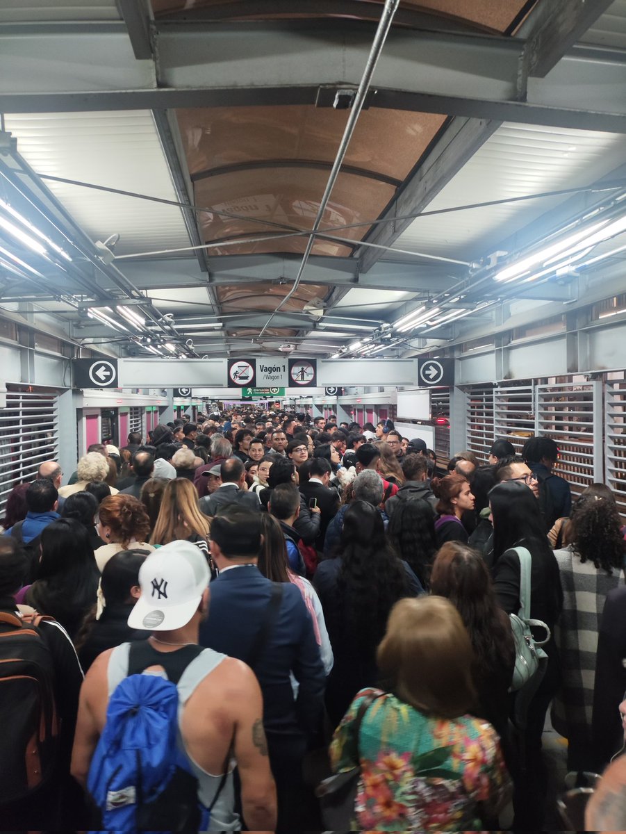 AdrianAtehortua's tweet photo. Por su paz mental, evite tomar Transmilenio hoy y siempre. https://t.co/MvTSb1kzFV
