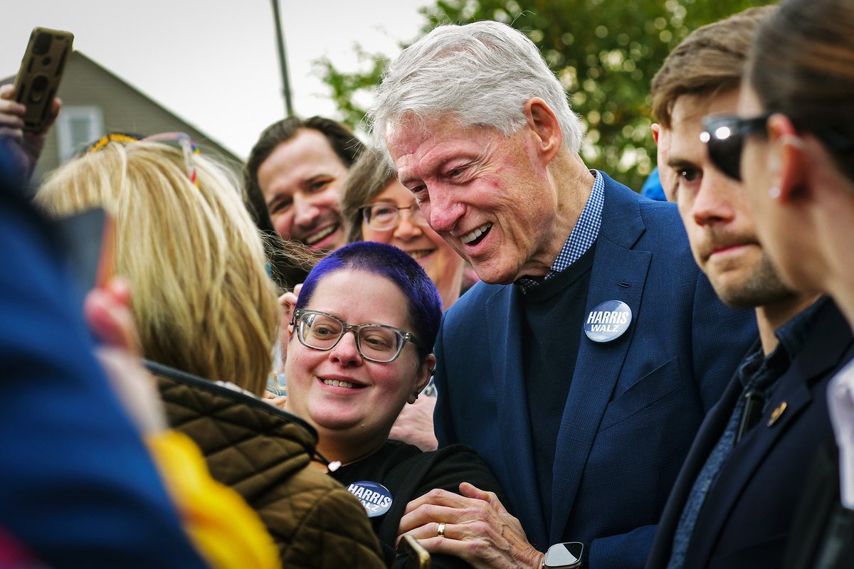 ThomasSlusser's tweet photo. Former President @BillClinton campaigns for Democratic Party presidential nominee @KamalaHarris during a stop at Bottle Works in the Cambria City section of #JohnstownPA. #TheTribuneDemocrat https://t.co/rFBZfeH1XI