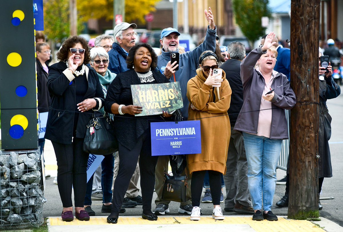ThomasSlusser's tweet photo. Former President @BillClinton campaigns for Democratic Party presidential nominee @KamalaHarris during a stop at Bottle Works in the Cambria City section of #JohnstownPA. #TheTribuneDemocrat https://t.co/rFBZfeH1XI
