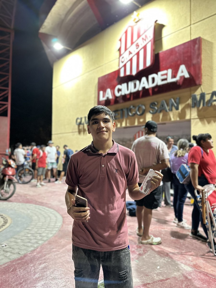 Nahuel, 16 años, está vendiendo una rifa para poder pagar el viaje para ir a ver a San Martín en Rosario. Le faltan $30.000. Los premios son una camiseta del “santo”, un fernet de litro y una coca. Para comprar pueden comunicarse al 3814672656.