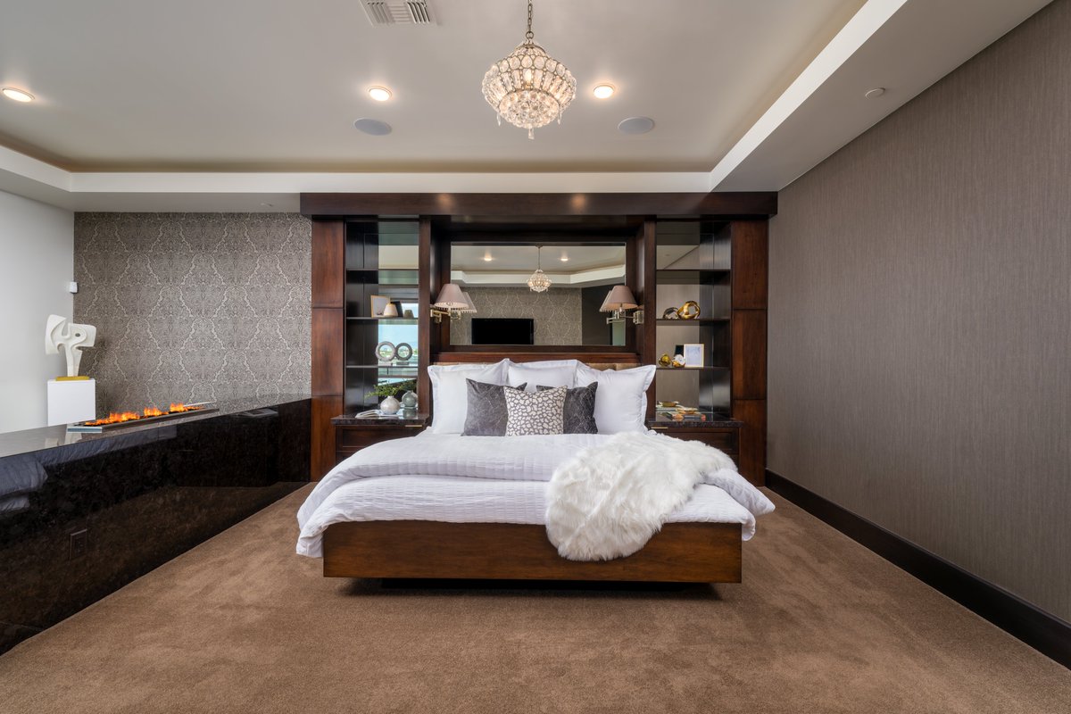 VirtualViewIn's tweet image. Experience luxury and ambiance through the lens of Virtual View Inside 📸 This beautifully staged bedroom by @StatelyHomeStag  overlooks the Las Vegas Strip, where our high-resolution photography captures every elegant detail—from the plush bedding to the warm glow of natural…