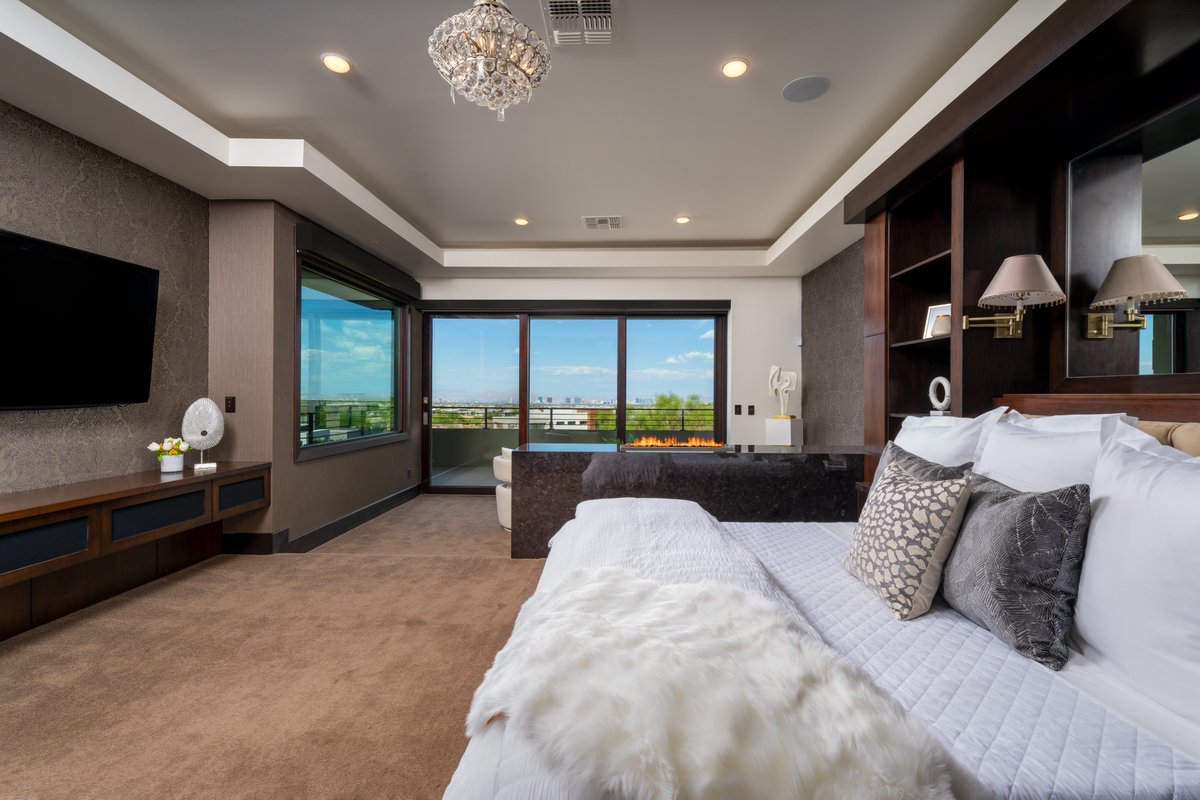 VirtualViewIn's tweet image. Experience luxury and ambiance through the lens of Virtual View Inside 📸 This beautifully staged bedroom by @StatelyHomeStag  overlooks the Las Vegas Strip, where our high-resolution photography captures every elegant detail—from the plush bedding to the warm glow of natural…
