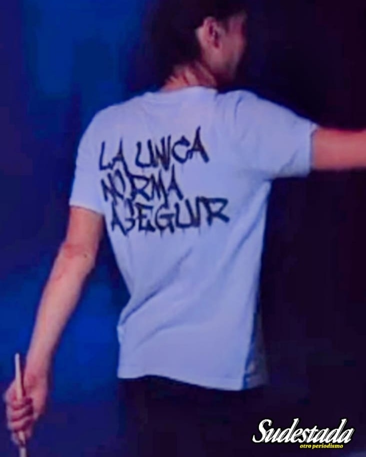 "NORMA PLÁ: LA ÚNICA NORMA A SEGUIR"

(Catriel Ciavarella, baterista de Divididos tocó con la remera de nuestra querida jubilada en Argentinos Juniors)