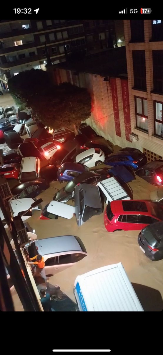 itxaso_2001's tweet image. Esto es #Alfafar #Valencia. Coches arrastrados y perdidos por el agua, personas acogidas en casa de desconocidos… mis padres sin luz ni teléfono. No puedo hablar con ellos y me mata pero al menos  sé que están bien #DANA