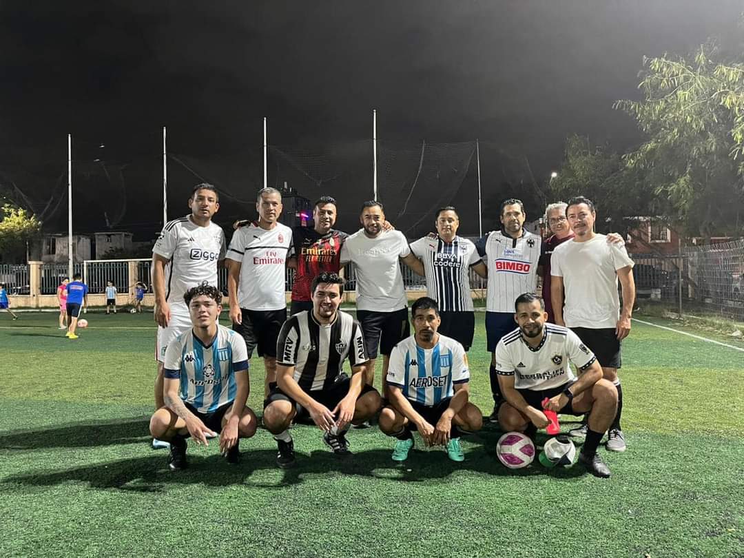 EFSANTACATARINA's tweet photo. 🏆⚽️ LOS PAPÁS, LOS PAPÁS RA RA RA ⚽️🏆
Excelente iniciativa  de papás, mis felicitaciones para Uds
Se han organizado para inscribir su equipo EF Santa Catarina !!👏🏽👏🏽👏🏽 nos sentimos orgullosos, ya que buscamos unir familias siendo mas que amigos una gran familia
#CategoríaLibre https://t.co/RmlsIcNMzO