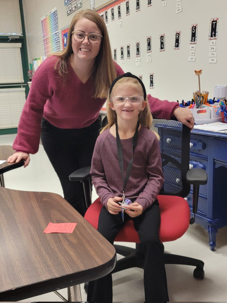smith1st's tweet image. Trusted adult Tuesday! Check out out these sweet girls who dressed up as me! What a sweet way start the day! #Mvesgainesville #SourcesofStrength 💚👍🍏