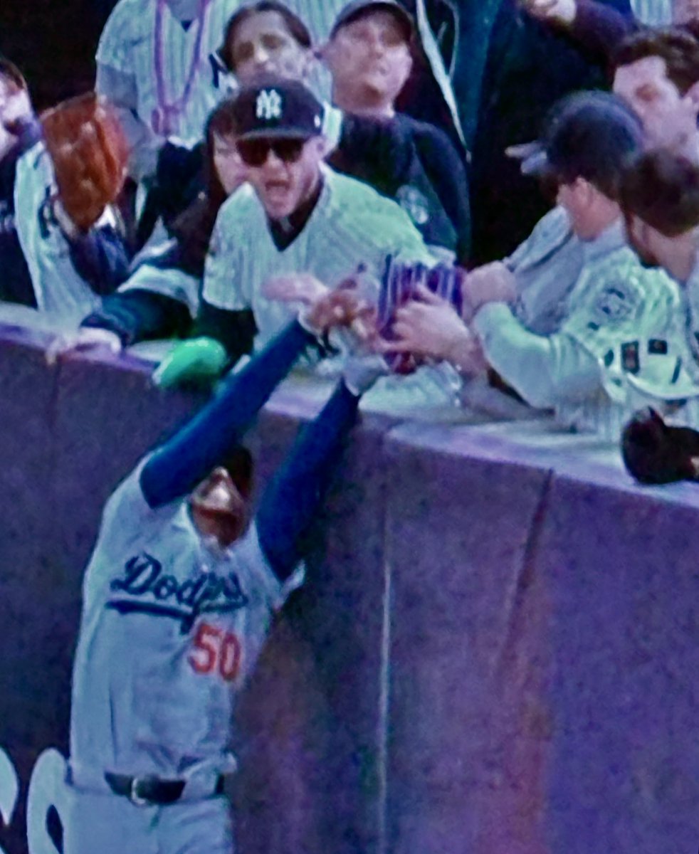 TimmyBoothy's tweet photo. Yankees fans having a normal one https://t.co/Pdmz2hTsUs