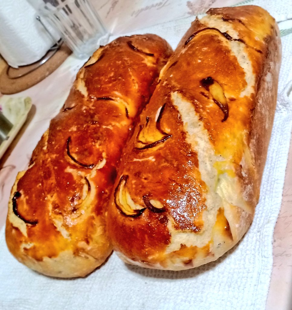 nico_patrascu's tweet image. #mybread #breadwithonionandseeds #hotfromoven
#relaxinthekitchen 
#bread