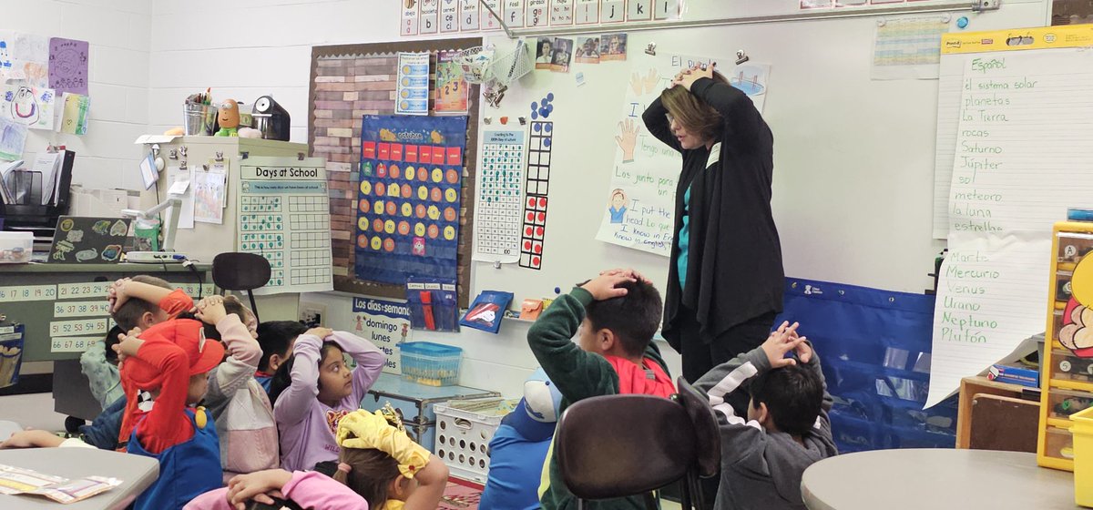 edgar_dlm_gtz's tweet photo. Today, @GrupoAdelante came to model how to bridge language in our dual language classrooms. We had so much fun singing the "Puente" song. @drmoeduc8s @EB_Roadrunners @School_D15 #ELEVATUAPRENDIZAJE #ELEVATEYOURLEARNING https://t.co/Y0KjnI32Dq
