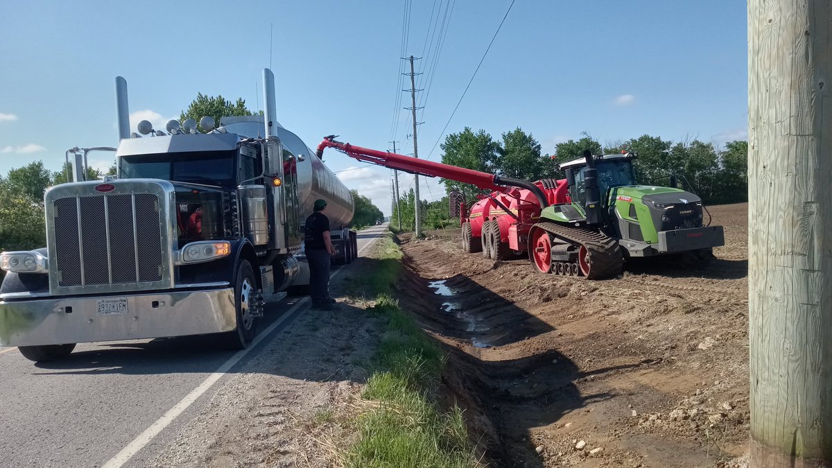 thefalse_earguy's tweet photo. Looking to move some manure before winter sets in .. 
Hwy trucks available. 
Tractor and tanker,  top spread / injector. 
Manure pump / fill pipe to load trucks . 
5 axle belt trailers .. for solid manure.
You call 🤙,  we haul !! 
Retweets appreciated. https://t.co/30Ahvn97NO