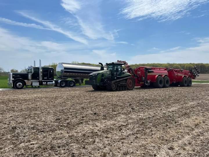 thefalse_earguy's tweet photo. Looking to move some manure before winter sets in .. 
Hwy trucks available. 
Tractor and tanker,  top spread / injector. 
Manure pump / fill pipe to load trucks . 
5 axle belt trailers .. for solid manure.
You call 🤙,  we haul !! 
Retweets appreciated. https://t.co/30Ahvn97NO