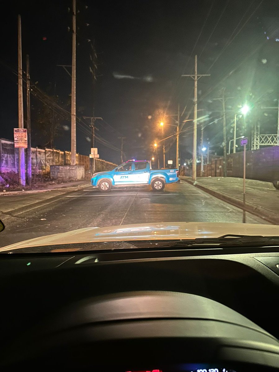 ErikaCampozano's tweet photo. @ATMGuayaquil accidente de tránsito a la altura de la pilsener cierran el único acceso a #MiLote #BonaVilla #Terrenostra #VillaBonita y nadie puede entrar ni salir cientos de carros en contravia un atasco infernal…..aplausos 😒🤬 https://t.co/Kt45jrKmZO