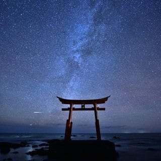Vuela la noche
y las estrellas danzan
ya desde lejos ...