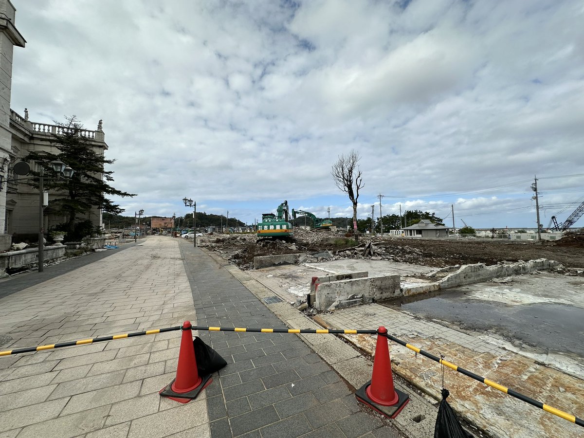 輪島の倒れたビルの解体が始まった。朝市通りは静かだけど、ワイプラザに仮店舗がオープンしていて希望を感じる。