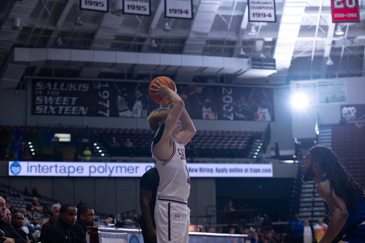 Saluki Basketball (@siu_basketball) on Twitter photo A kid from the 618! <a href="/isaacbillingto3/">isaacbillington</a> just scored his first college bucket!
#Salukis | #RunWithUs A kid from the 618! <a href="/isaacbillingto3/">isaacbillington</a> just scored his first college bucket!
#Salukis | #RunWithUs