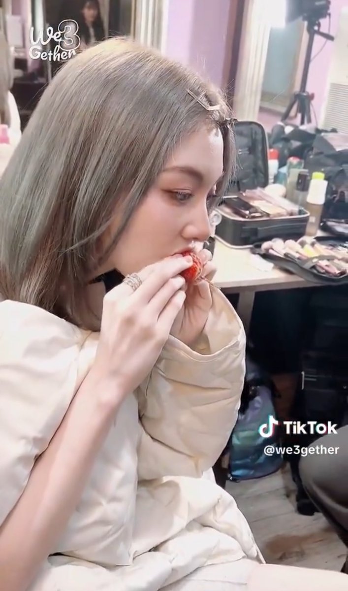 themakhink's tweet photo. เขายังจิ๋วอยู่มาก จับสตรอว์เบอร์รี่แบบสองมือ https://t.co/YPc8VW4YcX