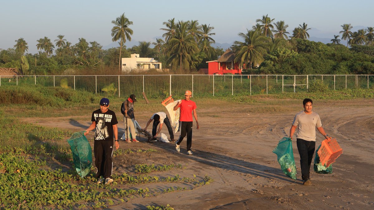 CONANP_mx's tweet photo. El Parque Nacional #IslaIsabel participó en una jornada de limpieza en la playa El Borrego, en la comunidad de San Blas, Nayarit. 🚮
Agradecemos a las y los voluntarios que se sumaron a esta noble causa y a las instituciones que apoyaron esta jornada. #SNC2024 🏝️🌿🌊🌸🐚 https://t.co/GpAq3Hb6yS