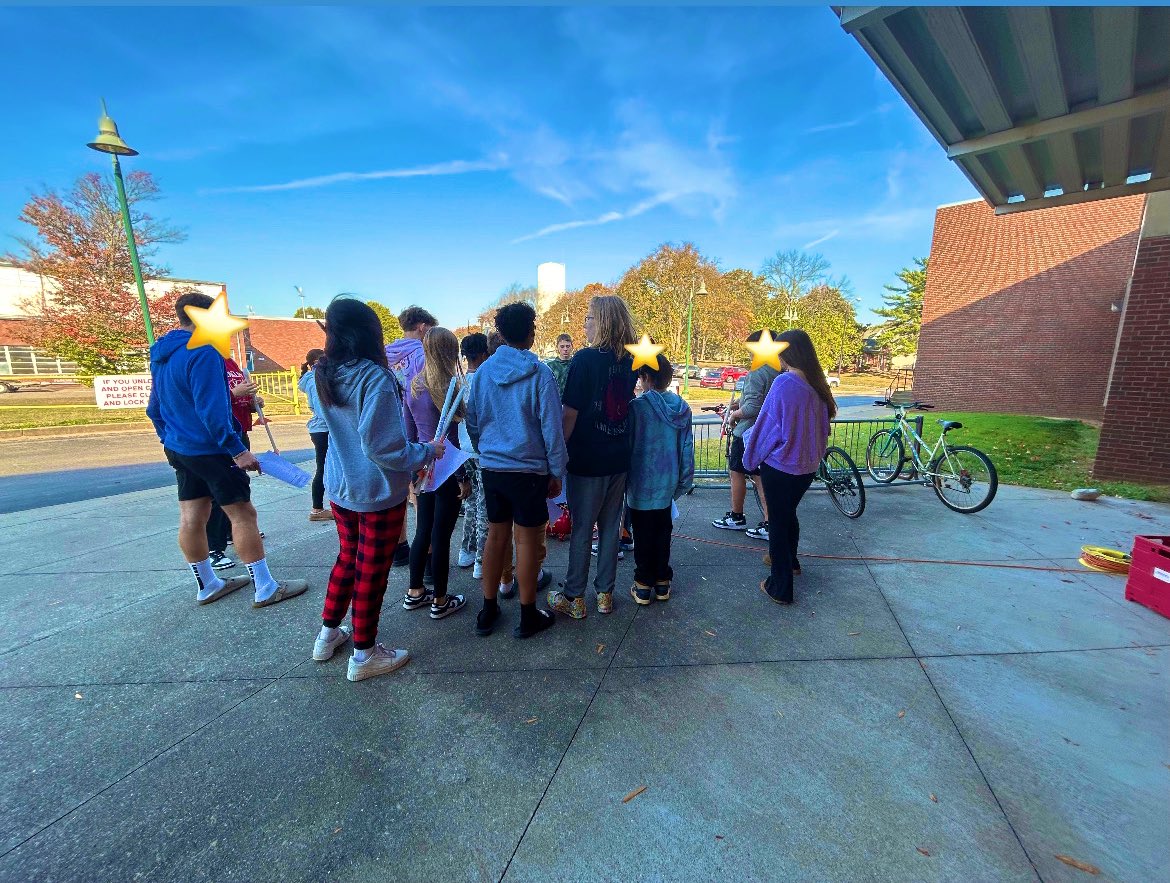 MsRobeysClass's tweet photo. Had a great time observing Ms. Tyler’s Science Class today. Students were launching their homemade rockets to see whose could stay in the air longer. https://t.co/2OhHmVhyPs