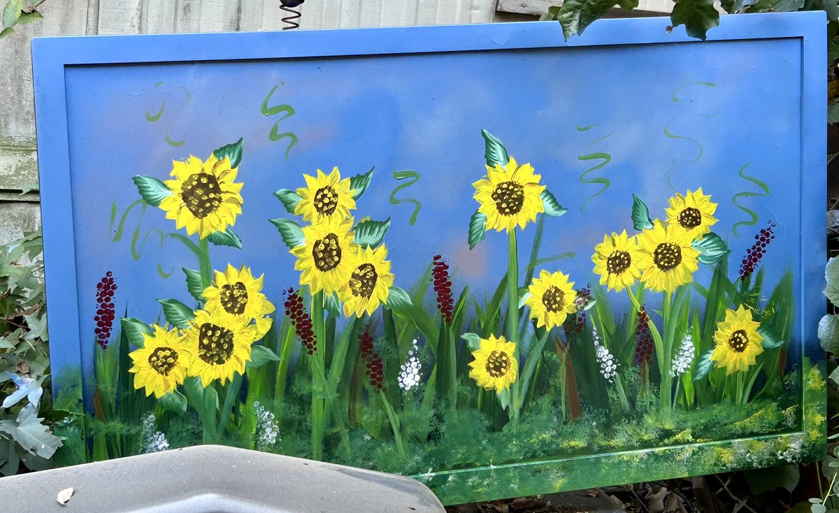 ScarlettDesigns's tweet photo. So…I painted my car and went viral-
then I painted  some old TVs that were sitting behind the shed and went viral- what should I paint next? 🤣😊🤩🤔
#upcycle #painting #art #poppies #teaparty #wonderland #sunflowers #etsy #tvscreenart #patioart #gardening #hyundaipaint https://t.co/oLQ5tKlp8e