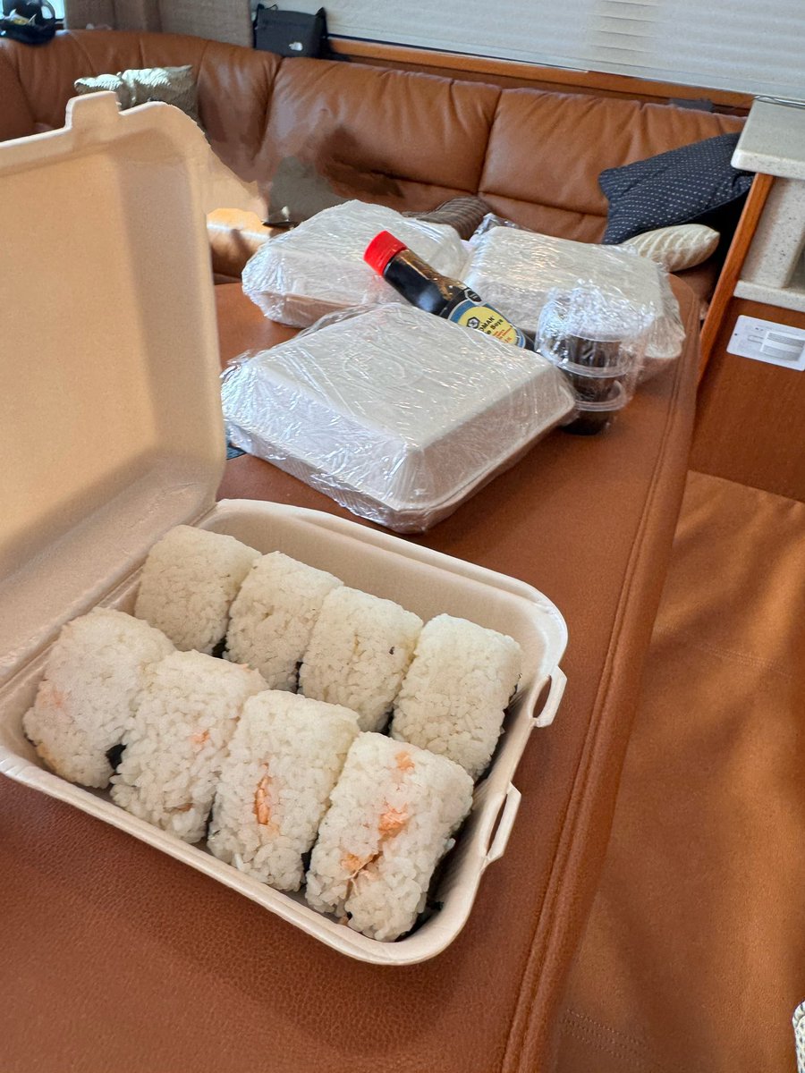 VPasela's tweet photo. 今回のBisbeesでも船で美味しい日本食。
腹が減っては戦はできませんからね。
弊社の手配であれば日本食お弁当も手配可能です!
By VP
#bisbees #bisbeesblackandblue #ロスカボス #釣り #通訳 #コーディネート #コーディネーター #撮影 #ロケ https://t.co/OD0WCes7Vf