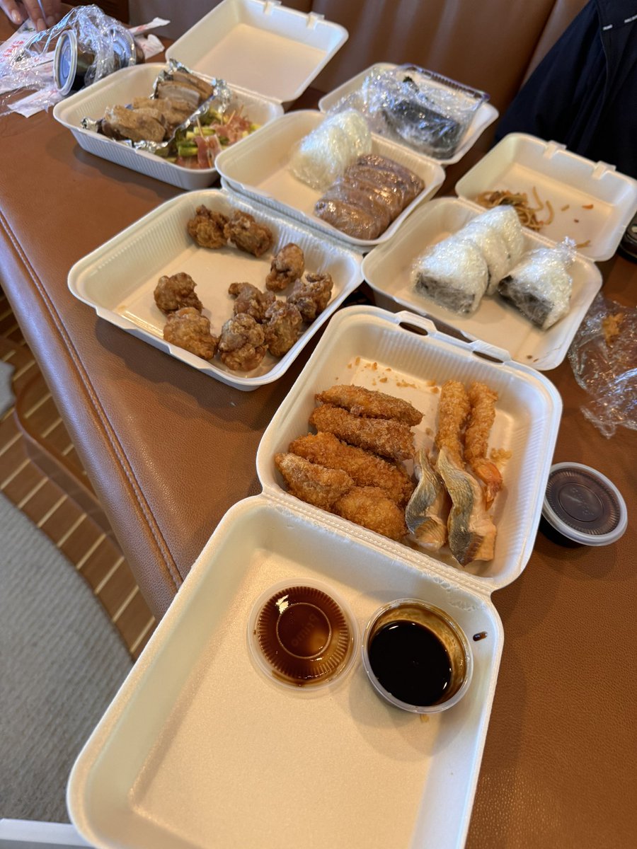 VPasela's tweet photo. 今回のBisbeesでも船で美味しい日本食。
腹が減っては戦はできませんからね。
弊社の手配であれば日本食お弁当も手配可能です!
By VP
#bisbees #bisbeesblackandblue #ロスカボス #釣り #通訳 #コーディネート #コーディネーター #撮影 #ロケ https://t.co/OD0WCes7Vf