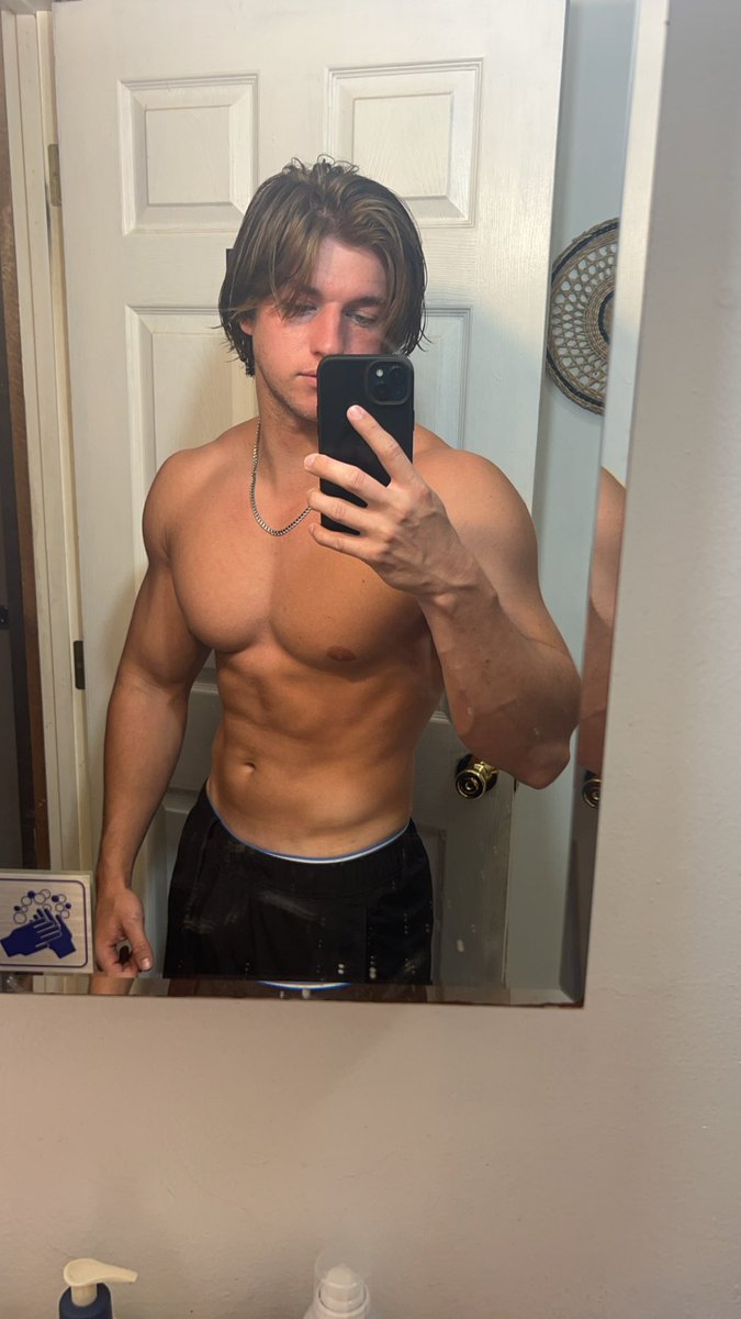 nateslifts's tweet photo. Before I started the cut https://t.co/K0w4csRgfv