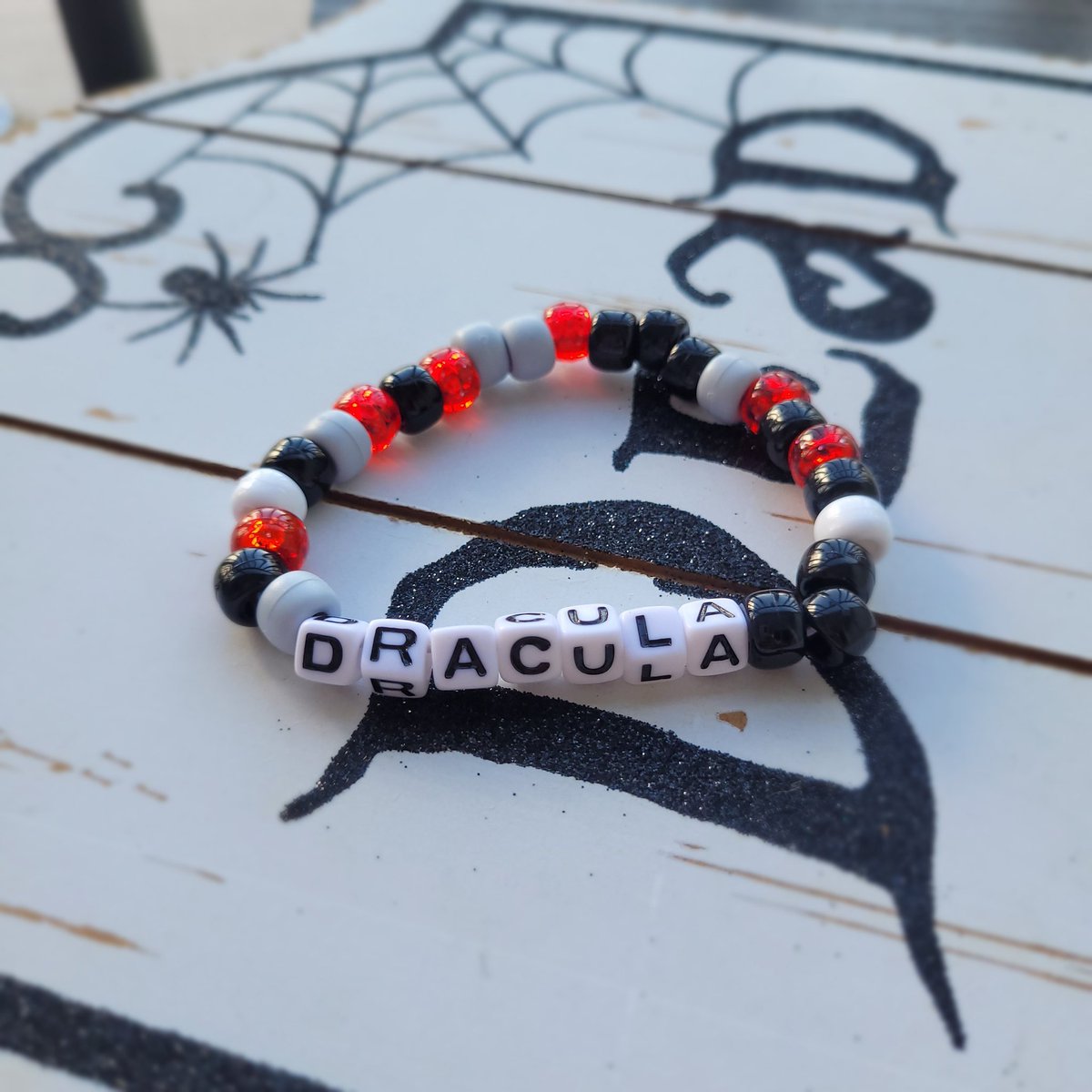 drddrd123's tweet photo. In honor of those #DarkUniverse teasers, check out this Dracula themed bracelet. More Classic Universal Monsters kandi to come!
https://t.co/nfUB2yB9Zu

#EpicUniverse #HHN33 #UniversalStudios #UniversalMonsters
#MonstersUnleashed https://t.co/RARYCp7dEm
