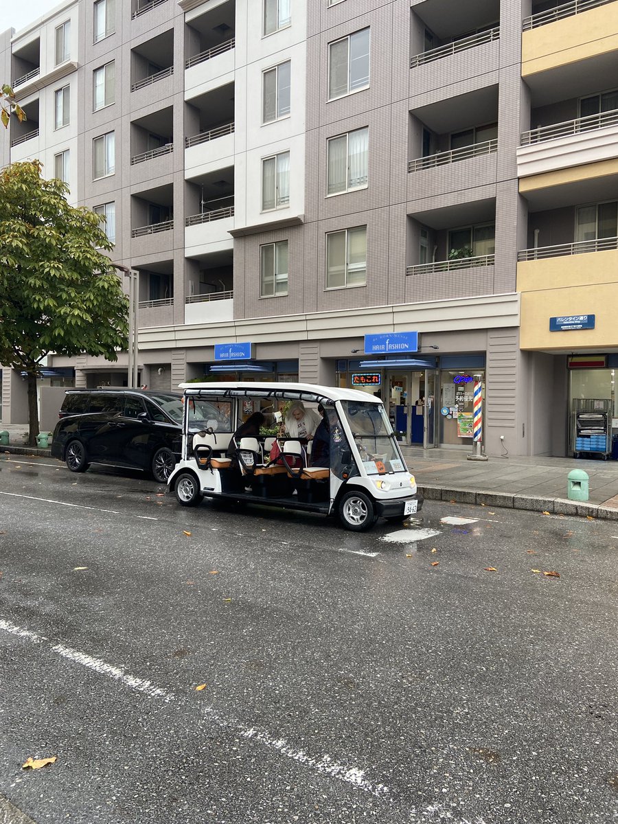 greslo_plus's tweet photo. 雨が止みそうなので、ビニールカバーを開けて運行中です。是非ご利用下さい #グリスロ #幕張 #ベイタウン #ベイパーク #バレンタイン通り往復中 https://t.co/MKyy1tI4CO