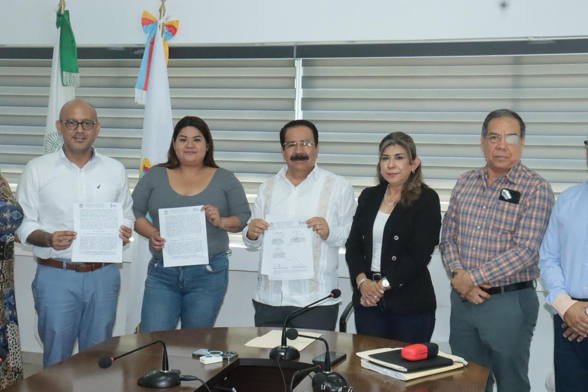 El día de hoy asistí como invitado a la firma del convenio entre el ISSSPEG y el Tribunal Superior de Justicia del Estado. Este convenio demuestra la vocación humanista, de defensa y protección de los derechos humanos de nuestra gobernadora, la Mtra. <a href="/EvelynSalgadoP/">Evelyn Salgado Pineda</a>.