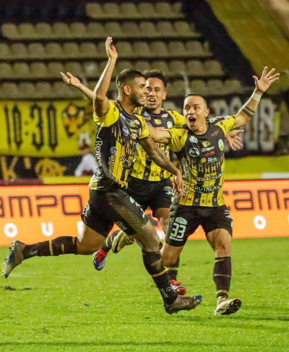 "Deportivo Táchira"

Porque le rompió bien el orto por 2-0 a Caracas en el clásico por la Liga de Venezuela. A nadie le importa este partido de mierda y a mí tampoco pero soy tendencias y tengo que informar, le volvieron a entregar el marrón, alta putita los Demonios Rojos.