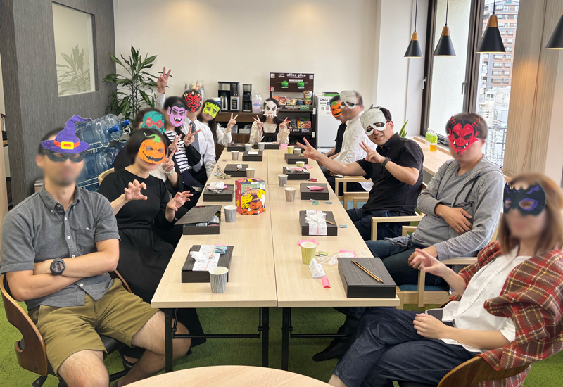 flagsystem's tweet photo. ＼10月の社内行事をご紹介／  
今回は松茸御膳を囲んでお食事会。
また、10月ということで早めのハロウィンを行いました🎃👻

お食事会の様子を記事にまとめています✏️
ぜひご覧ください！

>> 詳細はコチラ 
https://t.co/GCQZKwX4DJ https://t.co/mBUx5pfztB