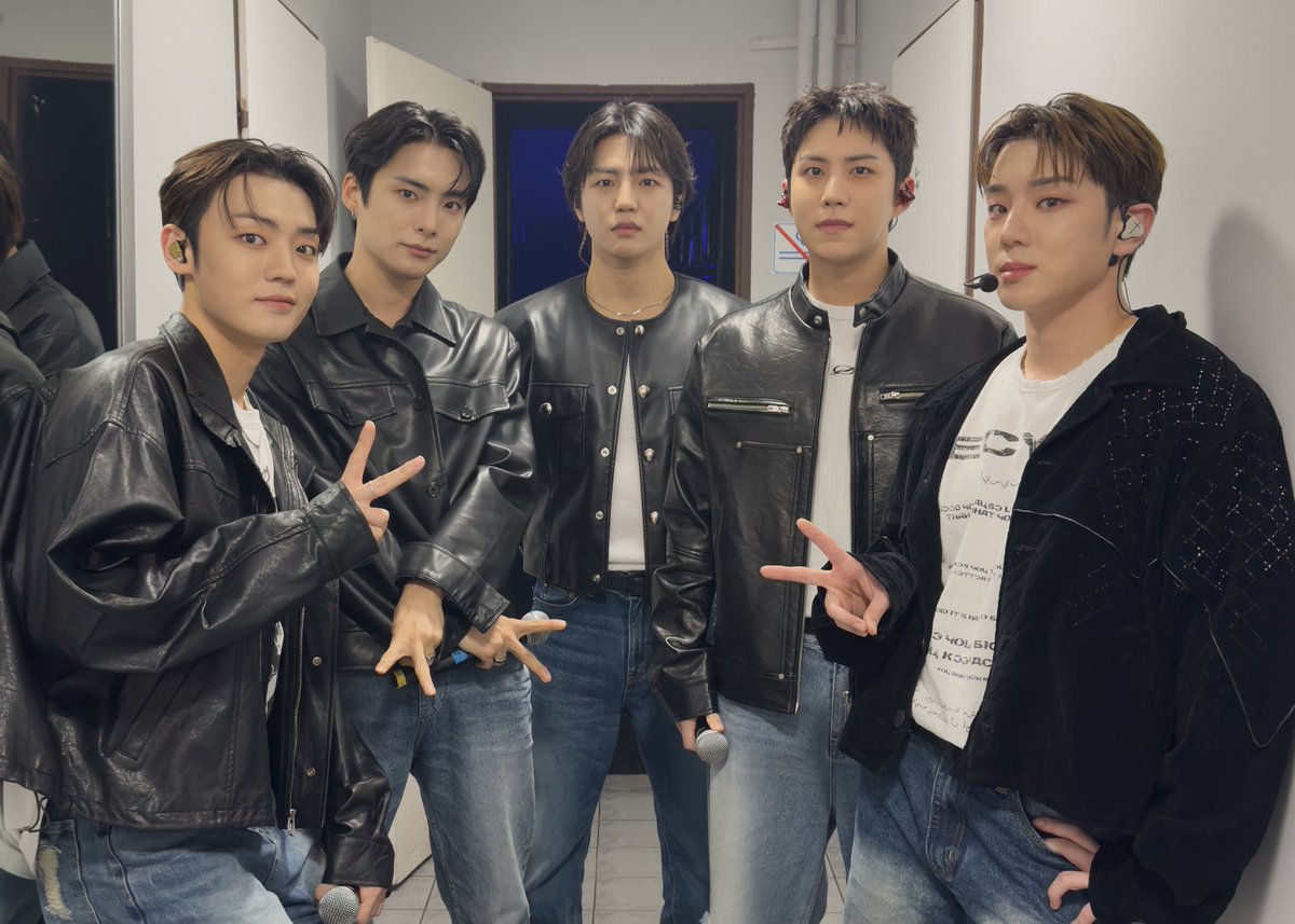 official_ACE7's tweet photo. [📷]

241029
A.C.E 2024 LATAM AND EUROPE TOUR
in WARSAW🇵🇱

오늘도 에이스는 초이스 덕분에 힘 10000% 충전하고 갑니다🔋🔋🔋

Spotkajmy się znowu! 
Dziękuję! Kochamy Was!❤️

#ACE #에이스
#ACE_LATAM_AND_EUROPE_TOUR
#REWIND_US
#ACEinWARSAW https://t.co/rB26CLhkgy