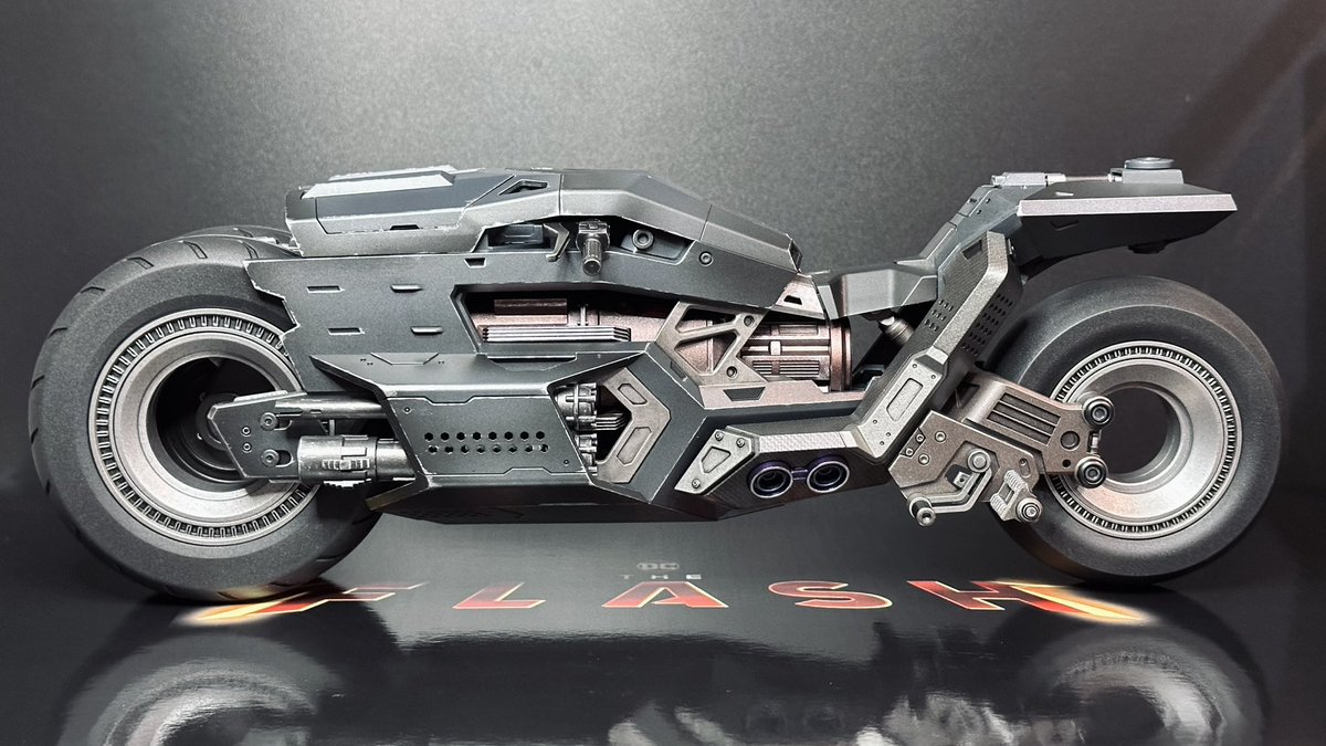 K2Works1's tweet image. 1:12 THE FLASH / Batcycle

最後にチッピングとカラーバランスを整えて完成とします♪
少し手を加えてしっかりと塗装してあげると
1/6にも劣らない仕上がりになります✨

リプへ続く↓

#创世模王 #MODOKING #mafex
#Batman #TheFlash