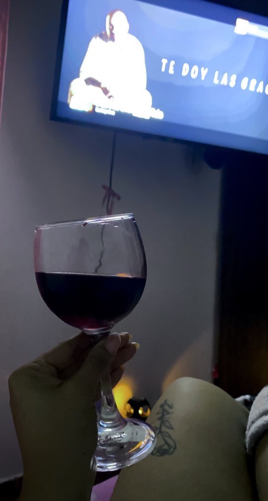 Storress14's tweet photo. Vinito y música de fondo de @SantiCruz 💖💖 https://t.co/mBVS9taBTZ