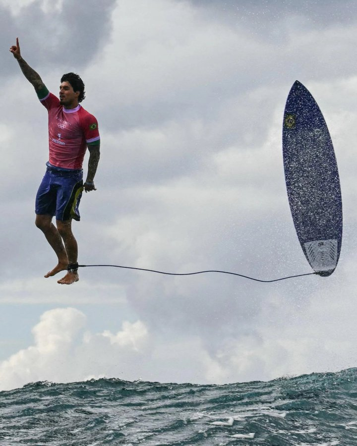 VertigoWarrior's tweet photo. This thread will trick your brain🧵

1. Gabriel Medina looks like he's floating along with his board https://t.co/xp0eIvChVy