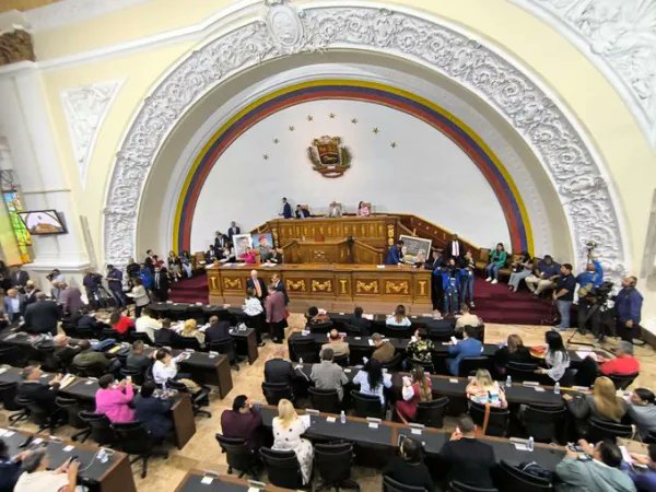 ReporteYa's tweet photo. #29Oct #AN2020 #Postulaciones
El Comité de Postulaciones del Poder Ciudadano de la Asamblea Nacional (AN) de 2020 informó que luego de la publicación de la lista de postulados a los cargos de fiscal general, contralor y defensor del pueblo, el pasado 26 de octubre, ninguno de los candidatos ha sido impugnado.
El presidente del Comité, Giuseppe Alessandrello (Psuv), indicó además que de 128 postulados al también llamado Poder Moral, 88 han pasado hasta la tarde de este martes 29 de octubre, la fase de entrevistas de forma “satisfactoria”, previa certificación de los documentos consignados por los aspirantes a fiscal, contralor y defensor. - @EfectoCocuyo