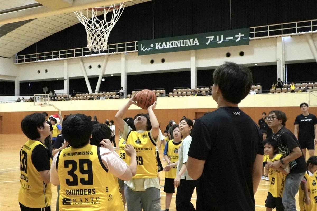gunmacrane3ders's tweet photo. 【#ONGAESHI 活動報告🕊️】

#味の素AGF 株式会社様ご協力のもと、特別支援学校の子供たちのバスケットボールクリニックと 車いすバスケ #群馬マジック による体験会を実施しました🏀

#辻直人 選手 #野本建吾 選手が参加しました💫

▼詳しくは
https://t.co/L76Sgg08zj

#群馬クレインサンダーズ https://t.co/SWqntUEAFK
