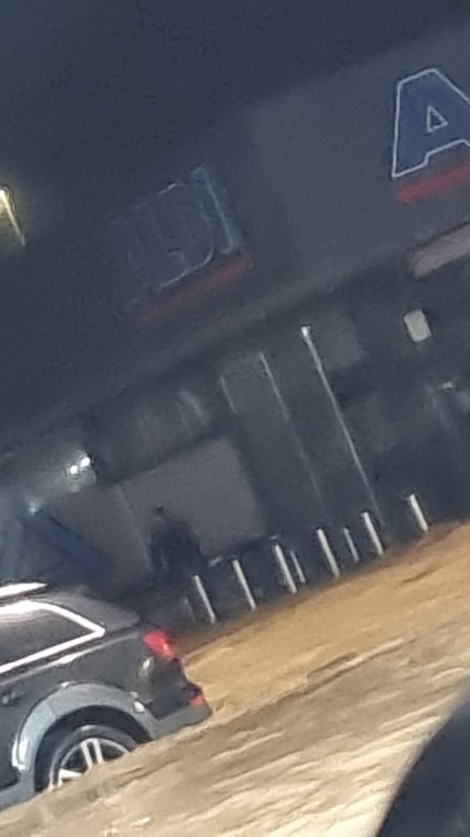 almagis16_'s tweet photo. @lau_auri @GVA112 @policialocalvlc @bomberosvlc POR FAVOR ME ACABA DE DECIR QUE HAY UN CHICO EN LA PUERTA DEL ALDI, por si no saben que está ahi y se le puede abrir https://t.co/NmS5JFndeT